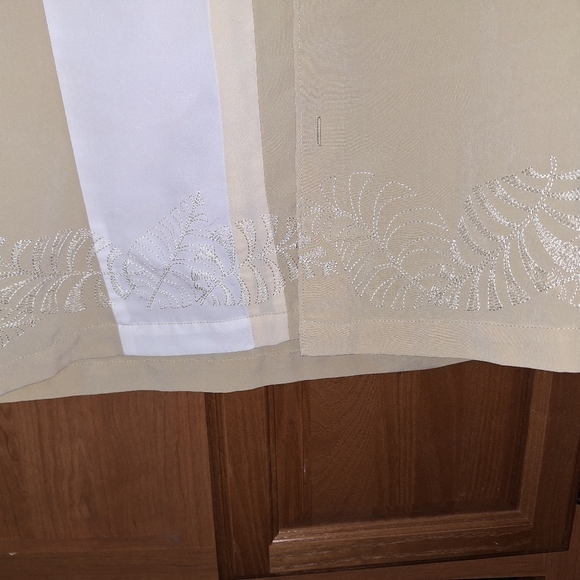 A Cubavera men's short sleeve button-down shirt in a size medium. - Picture 5 of 6